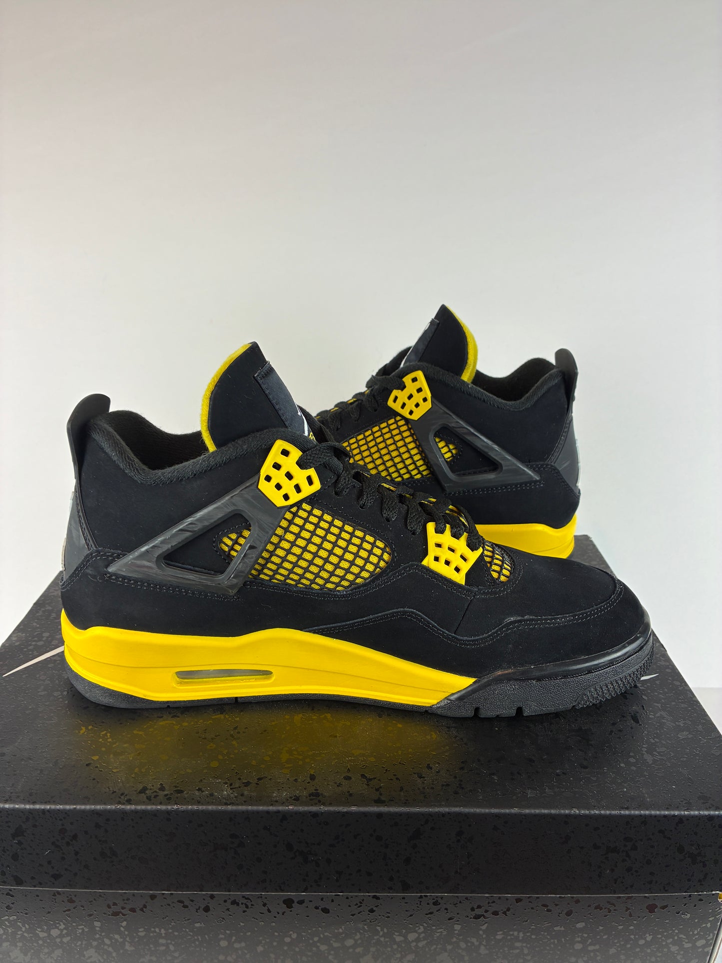 Jordan 4 Retro Mid Thunder Size 9.5 DH6927 017