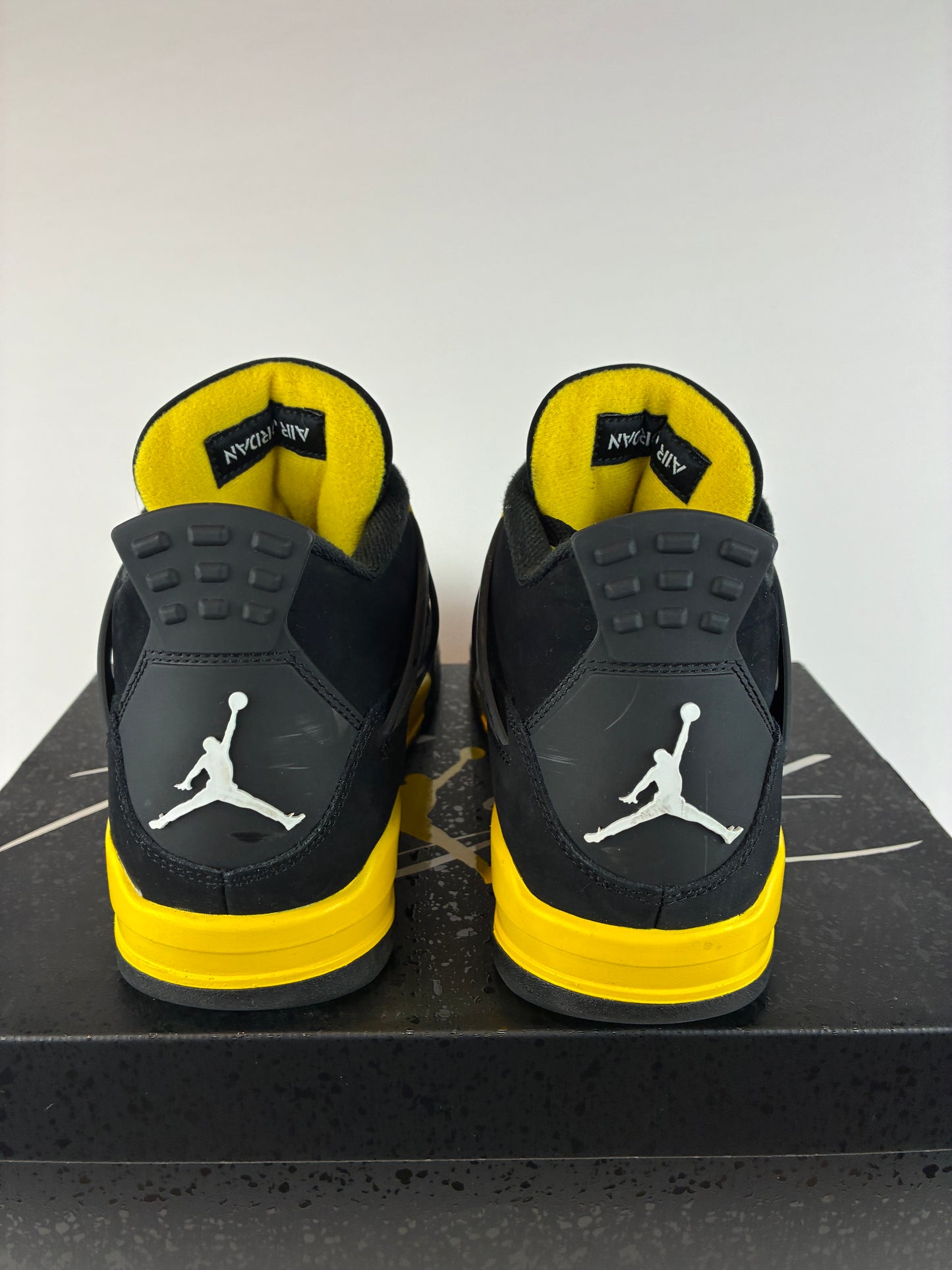 Jordan 4 Retro Mid Thunder Size 9.5 DH6927 017
