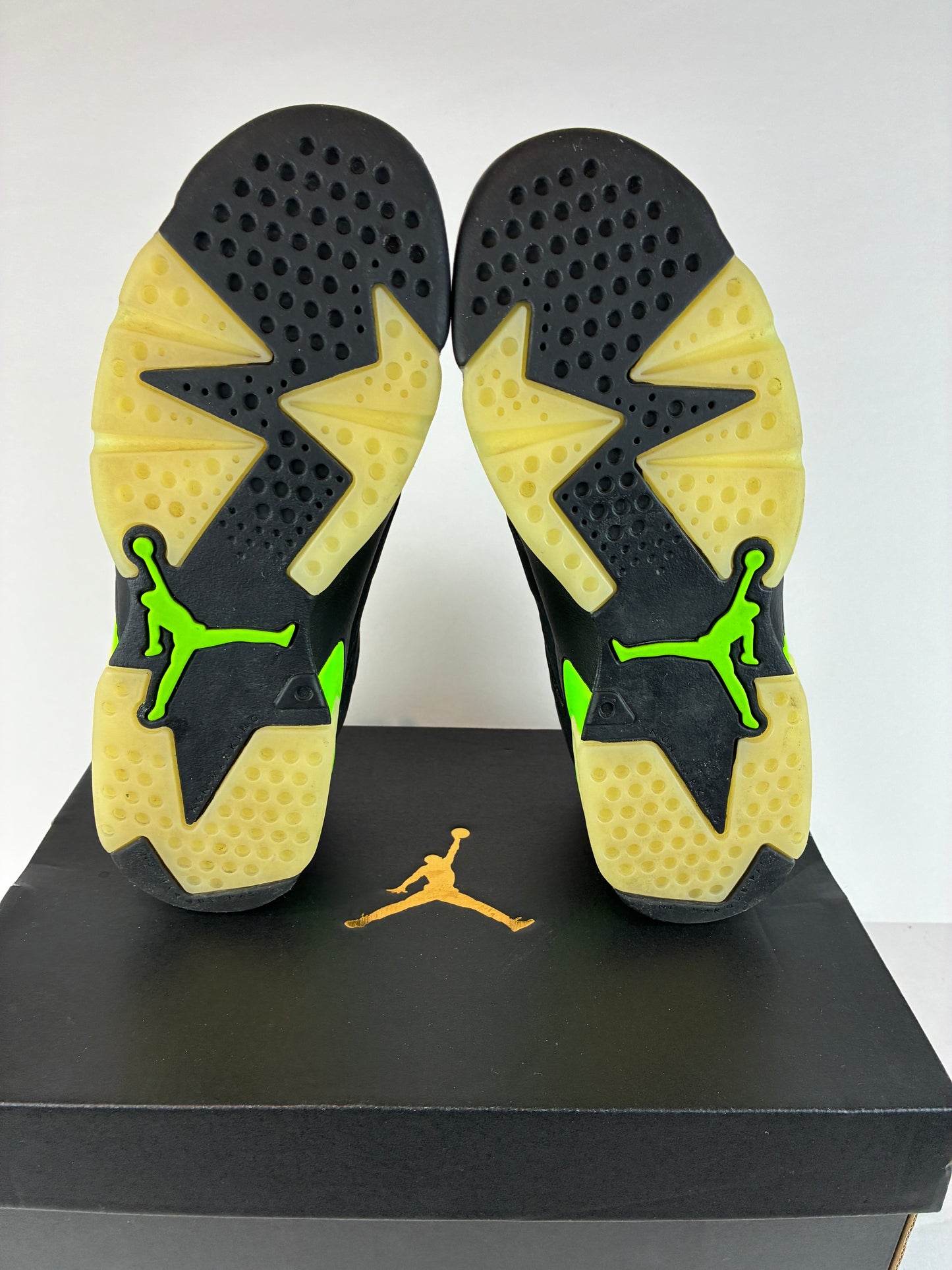 Jordan 6 Retro Mid Electric Green Size 7 (GS) 384665 003